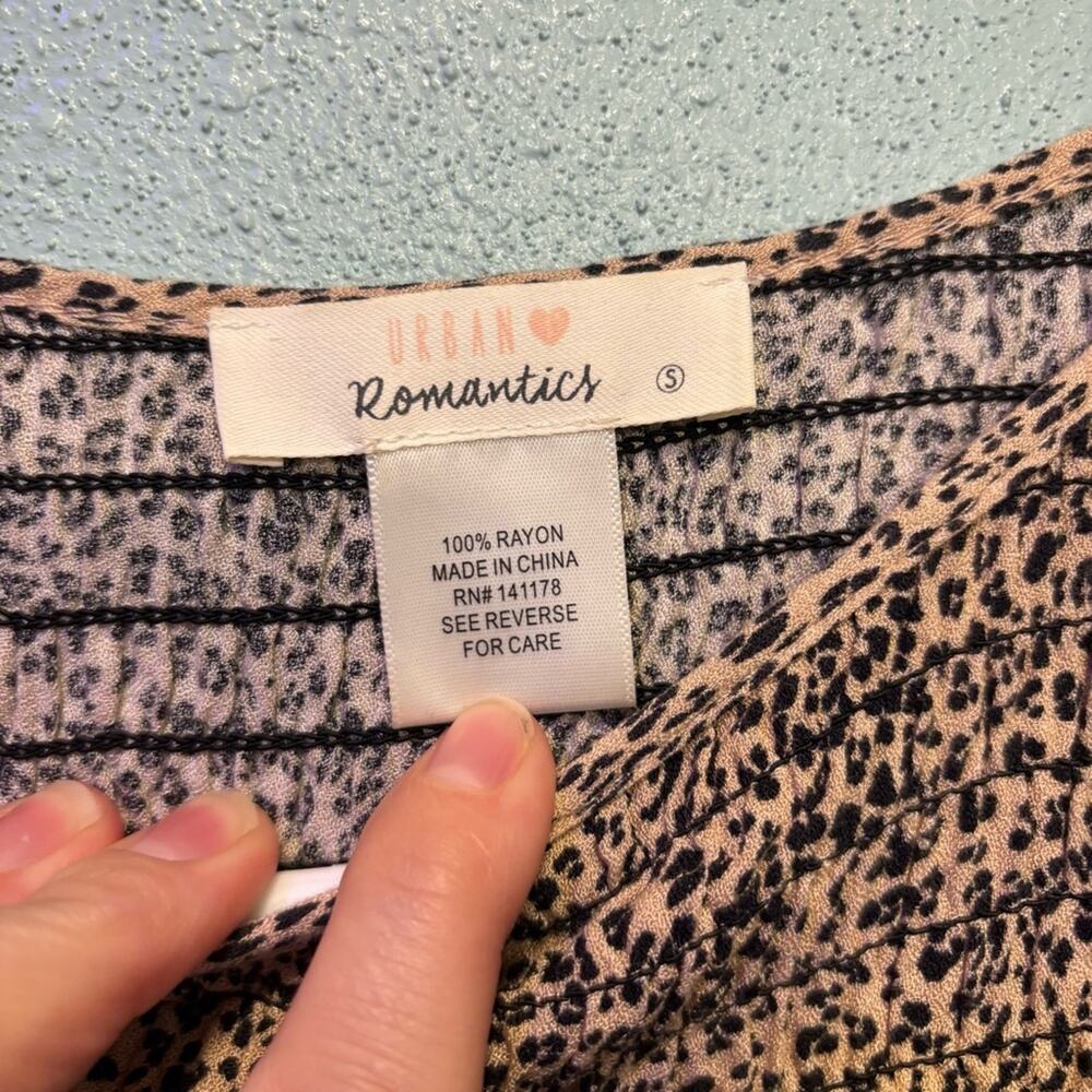 ⭐️ 3/$21 ⭐️ URBAN Romantics Cheetah Smocked Peplum Long Sleeve Blouse Size S - Picture 4 of 8